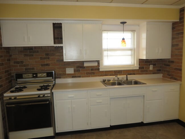 Building Photo - 826 Nuttman Ave