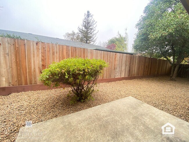 Building Photo - Inviting 1BD/1BA Apartment in Landscaped Sonoma Complex – Close to Everything!