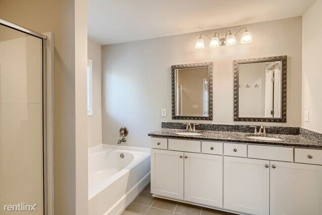 Building Photo - 4 br, 2.5 bath House - 6410 Country Lake R...