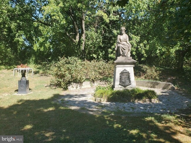 Building Photo - 2026 Mt Royal Terrace