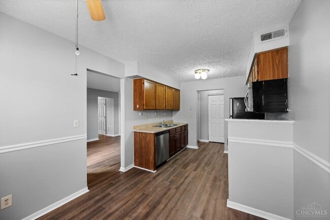 Building Photo - 5087 Tri County View Dr