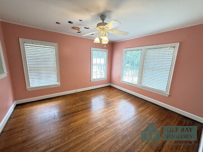 Building Photo - Charming Midtown Cottage  All approved applications are subject to an 18-month lease term. $75 pe...