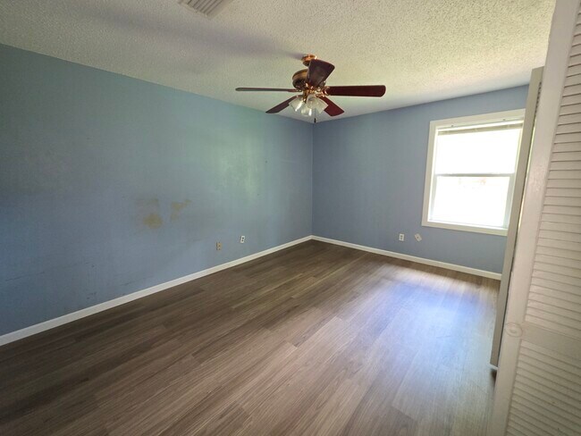 Building Photo - 504 Martha Dr