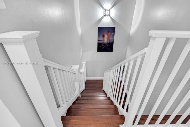 Building Photo - 711 N Pine Island Rd