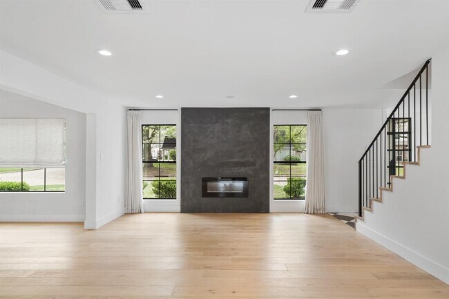Building Photo - 819 Silvergate Dr