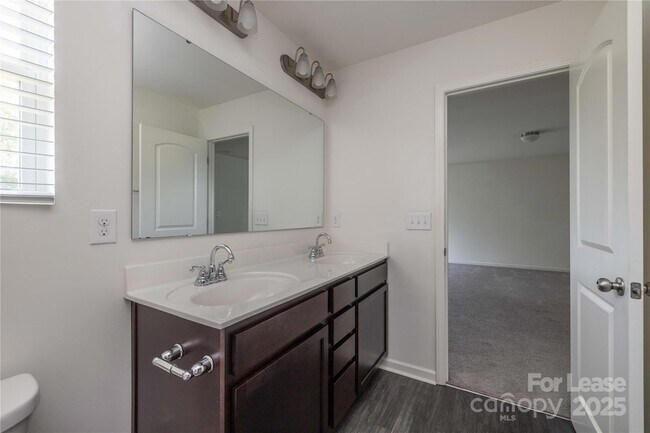 Building Photo - 710 Yorkshire Dr