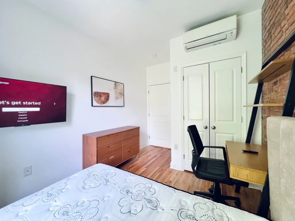 Building Photo - Furnished room/NOT APARTMENT