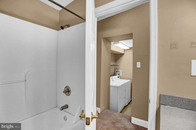 Building Photo - 1103 Light St