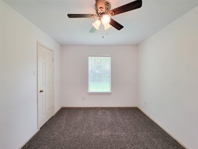Building Photo - 2431 Edgewood Dr