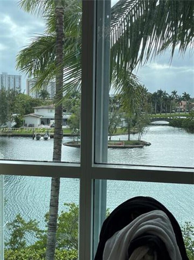 Building Photo - 16500 Collins Ave