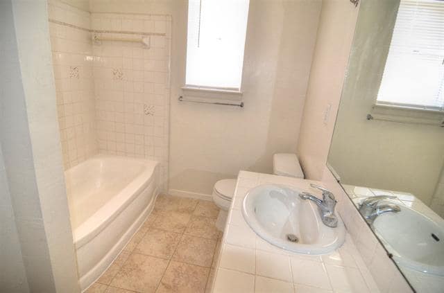 Building Photo - 2528 St Francis Ave