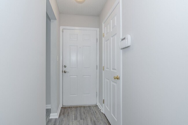 Building Photo - Updated 2 Bed 2 Bath Townhouse