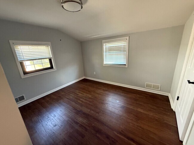 Building Photo - Luxury 3-Bedroom, 1-Bathroom House in Broo...