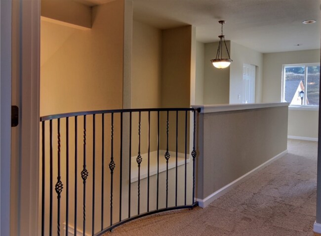 Building Photo - Main floor master suite! 4 bedroom luxury ...