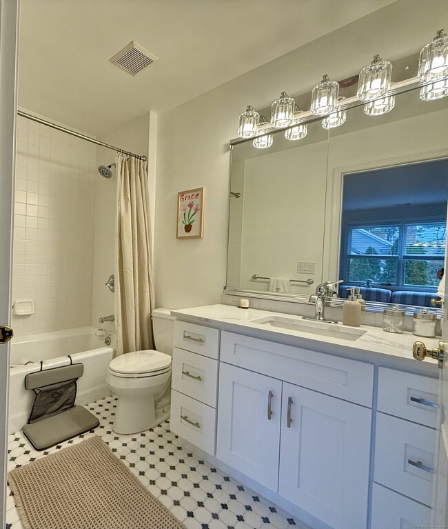 Building Photo - 368 Hoyt St