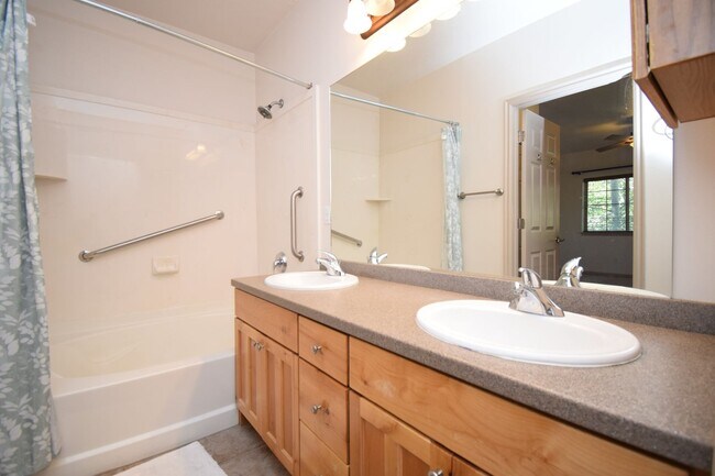 Building Photo - 1255 Wolf Hollow Ln