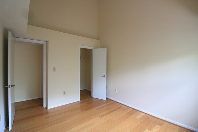 Building Photo - Top Floor 2/1.5 2 level Condo w/ Garage pa...