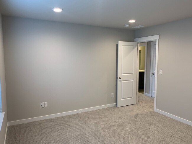 Building Photo - COMING SOON END OF FEB Salmon Creek Legacy Estates....  Front yard care provided - EZ 1/5 & 205 a...