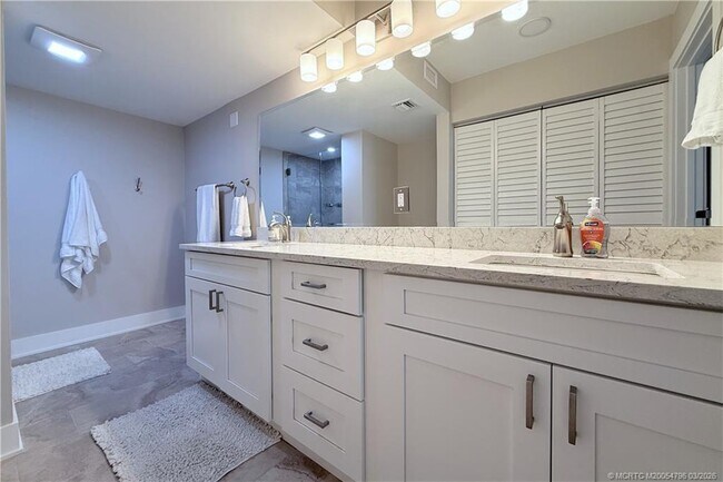 Building Photo - 1950 SW Palm City Rd