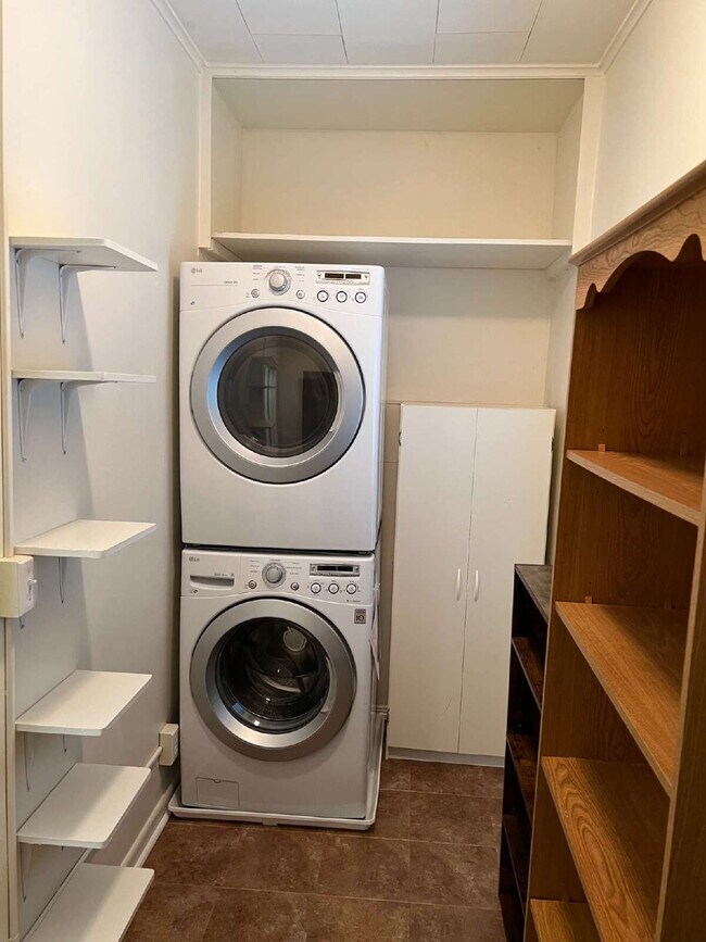 Building Photo - "Charming 2-Bed Oasis in the Heart of Moscow, ID – Cozy 764 Sq Ft Haven!"