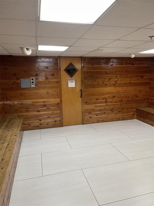 Building Photo - 540 Brickell Key Dr