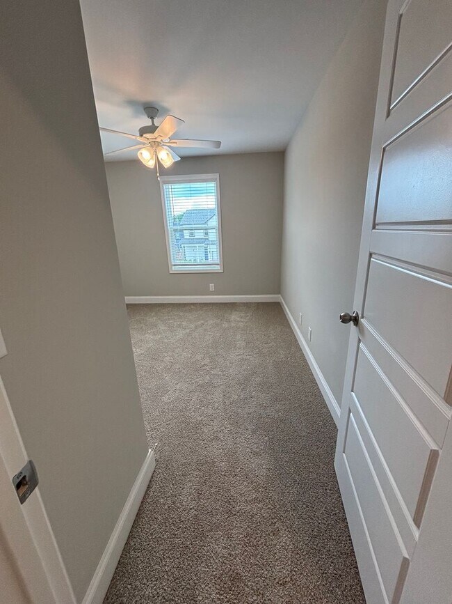 Building Photo - 4 Bedroom 2 1/2 Bath Pet Friendly Home For Rent Near Post!