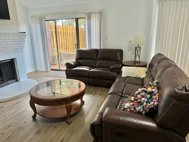 Building Photo - Fully furnished townhome for rent