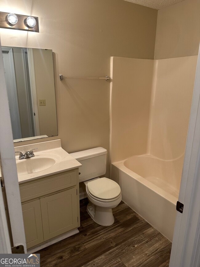 Building Photo - 114 E Lakemont Dr