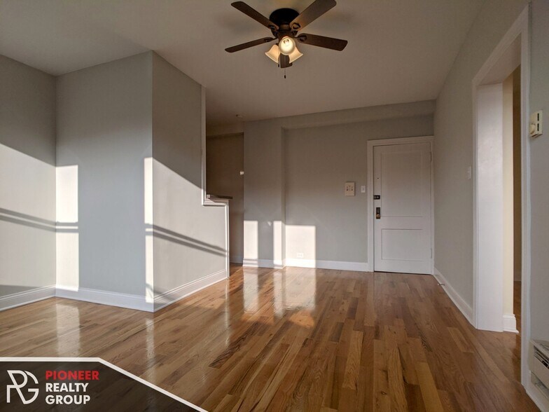 Building Photo - 812 W Diversey Pky