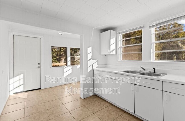 Building Photo - 929 Heflin Ave E