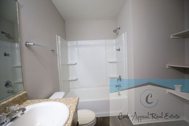 Building Photo - Move in special $900!! Beautiful 3 bed / 2 bath home with fenced back yard - Nettleton!!