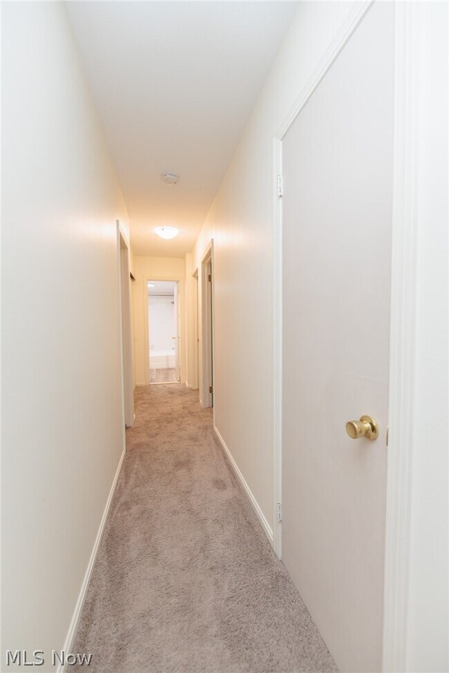 Building Photo - 7020 Carriage Hill Dr