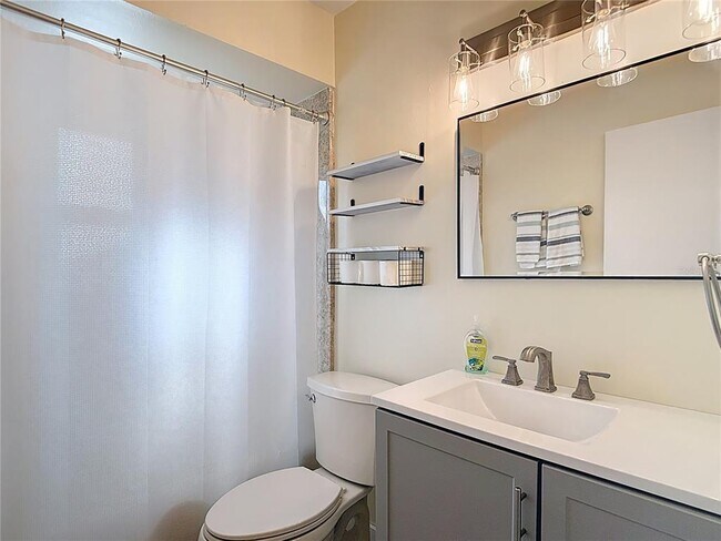 Building Photo - 2707 Lakeville Dr