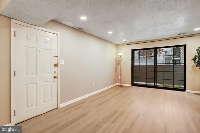 Building Photo - 1603 Carriage House Terrace