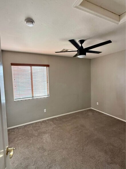 Building Photo - 43810 W Lindgren Dr