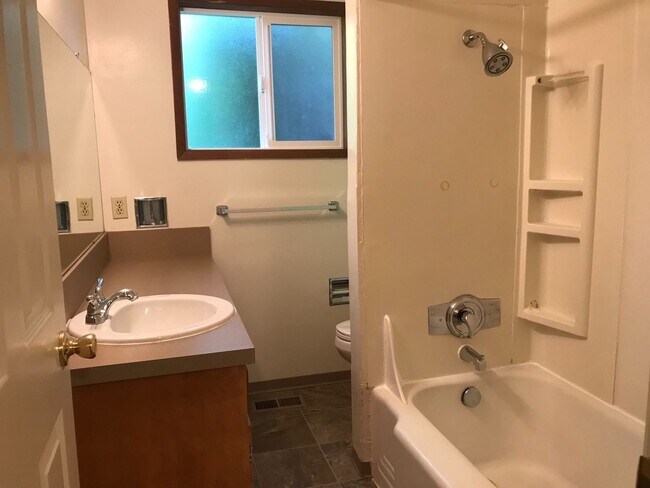Building Photo - 2 Bedroom Duplex ~ Corvallis ~ Pet Friendly