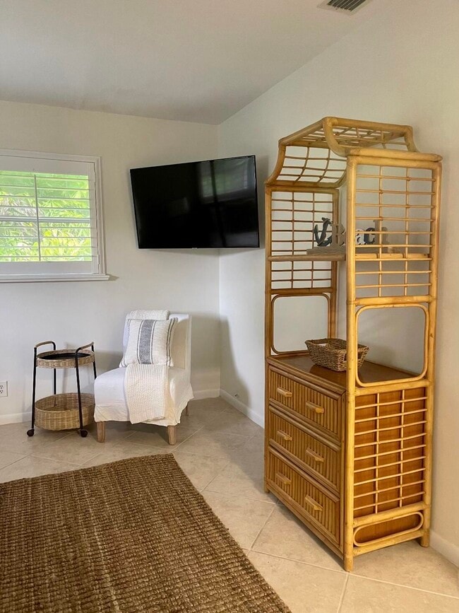 Building Photo - 1202 Palm Trail