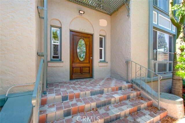 Building Photo - 251 N Kenmore Ave