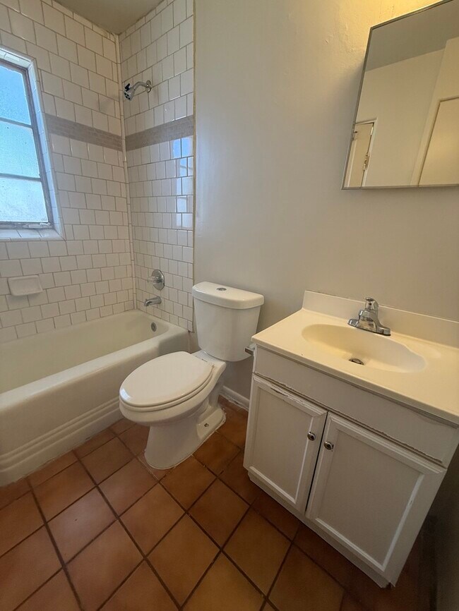 Building Photo - Town Home For Rent