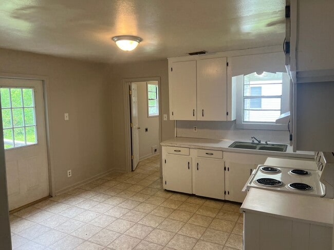 Building Photo - 2 Bed 1 Bath Home