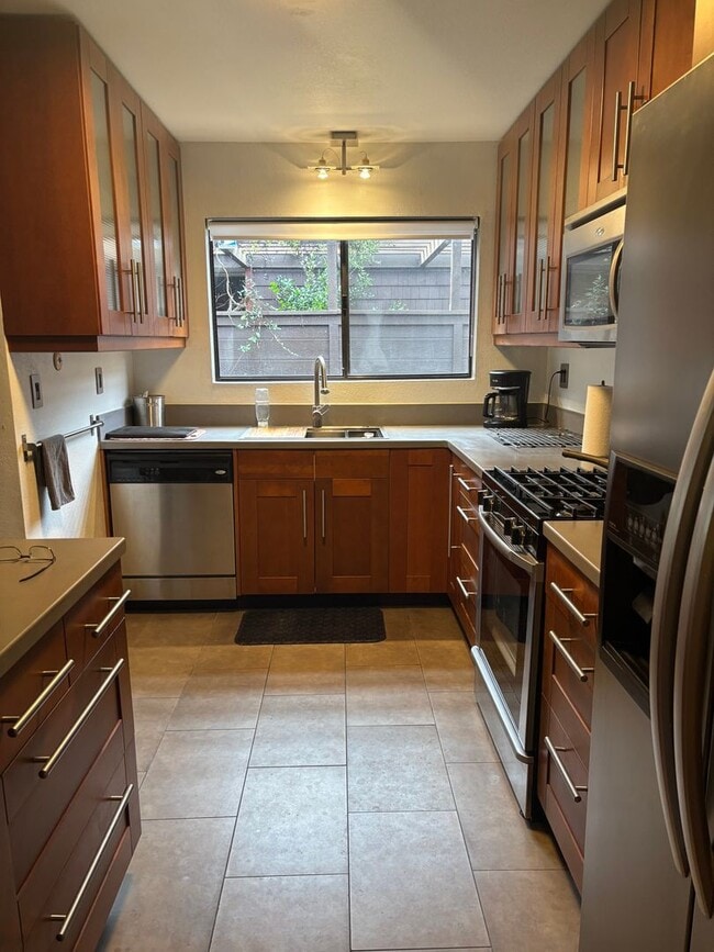 Building Photo - Furnished Short Term Rental!! 2 bedroom 2 bath, WiFi and Garbage included!