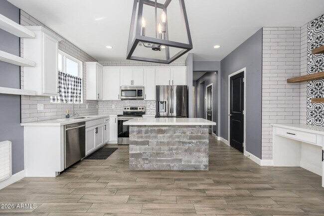 Building Photo - 542 E Bamboo Ln