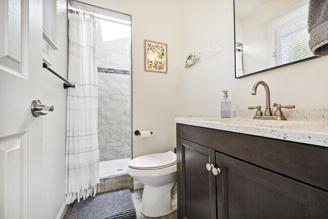 Building Photo - Amazing Arvada Upstairs Duplex Available Now!