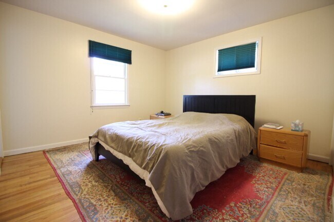 Building Photo - Charming 3 Bed 2.5 Bath Brick Home With Sp...