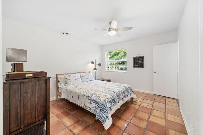 Building Photo - 49 River Dr