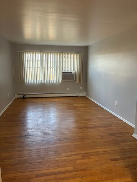 Building Photo - 136 Maple Ave