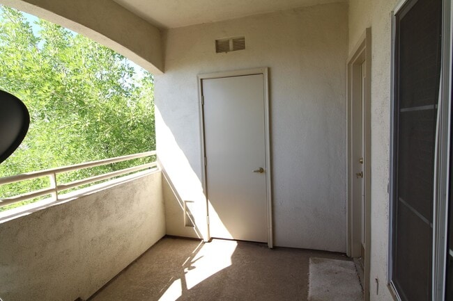 Building Photo - SHOWINGS AVAILABLE NOW