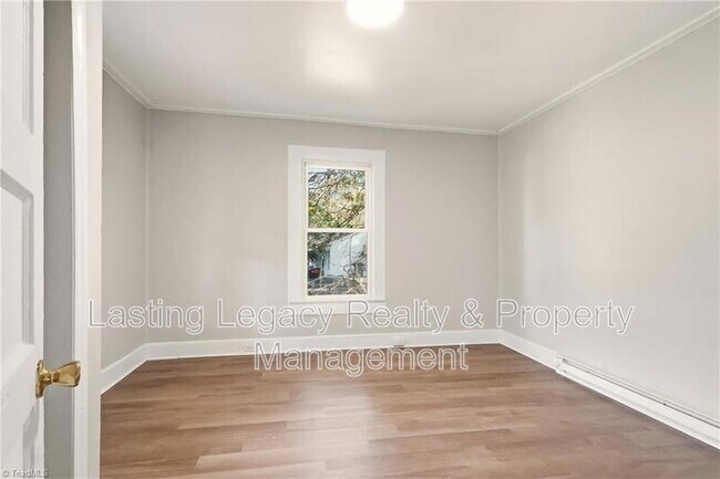 Building Photo - 2051 Bloomfield Dr