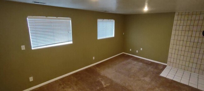 Building Photo - Great location Quaint Orem Home w 2 car garage!