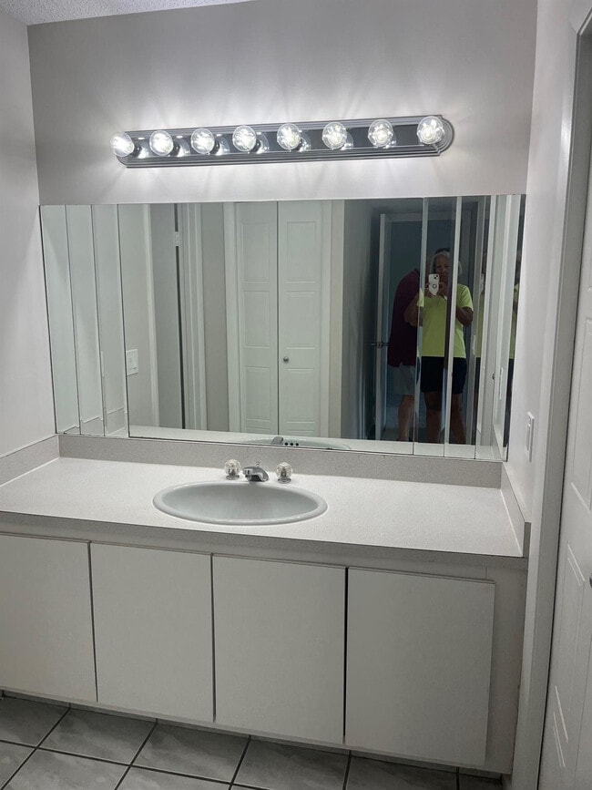 Building Photo - 16441 Blatt Blvd